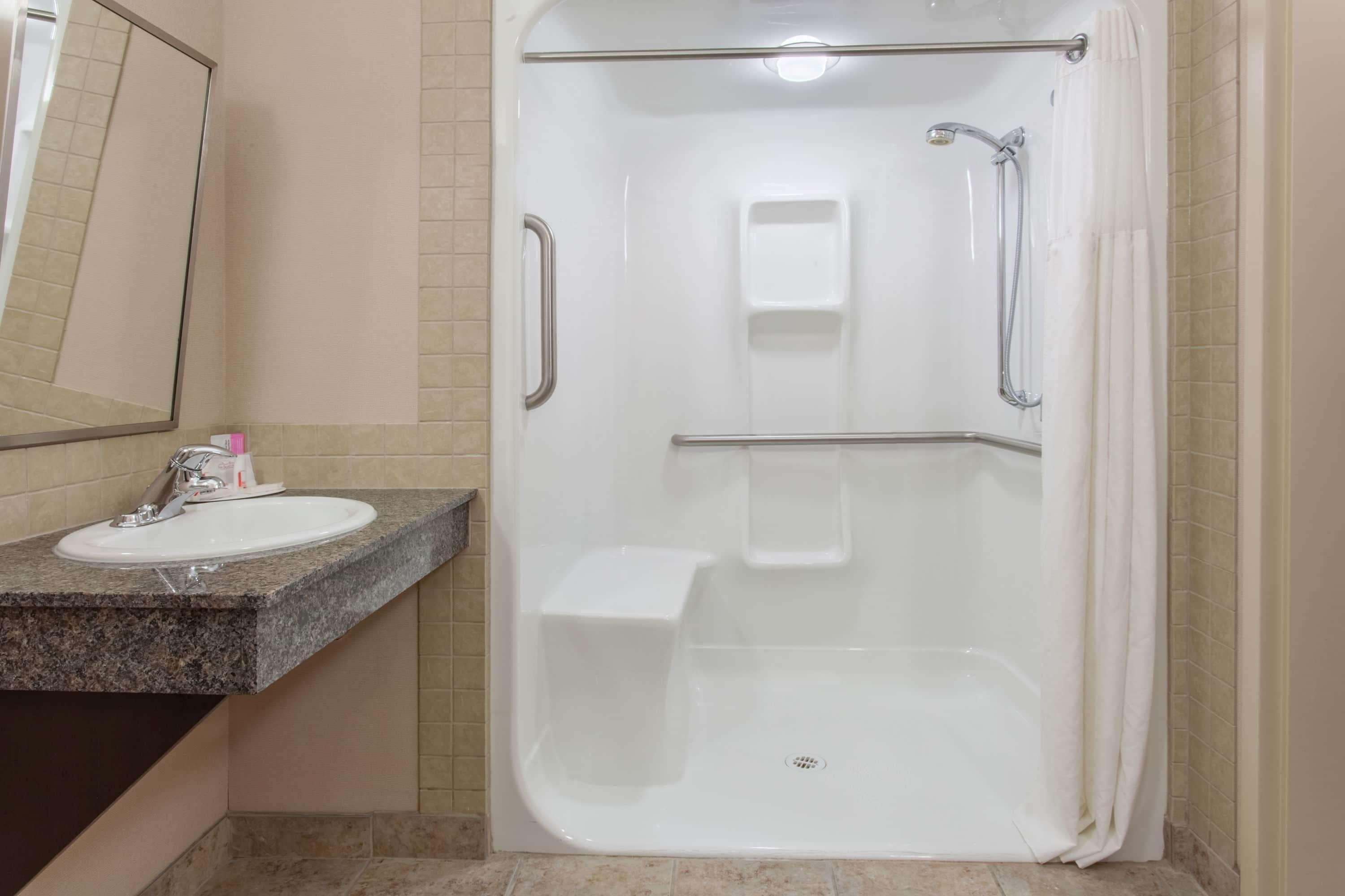 Ramada By Wyndham Brooks Otel Dış mekan fotoğraf